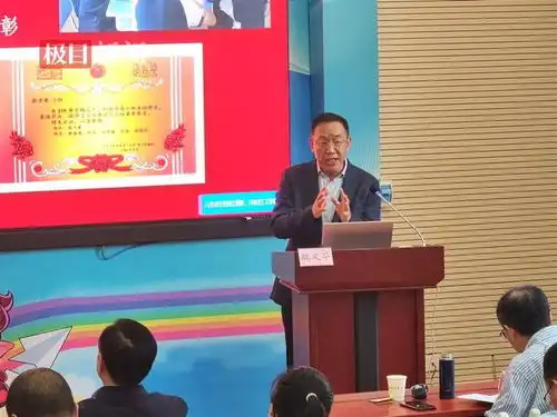 用一对红绿牌一块小黑板颠覆传统,这所学校让学生成为课堂主角