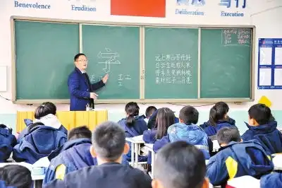商丘一教师手写黑板字堪比印刷体这样的粉笔字舍不得擦